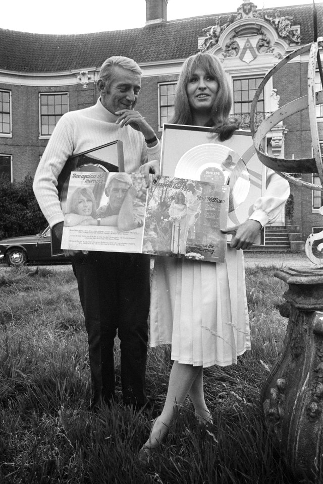 Liesbeth List en Rod McKuen presenteren LP Two against the morning in Kasteel Gr, Bestanddeelnr 925-9060