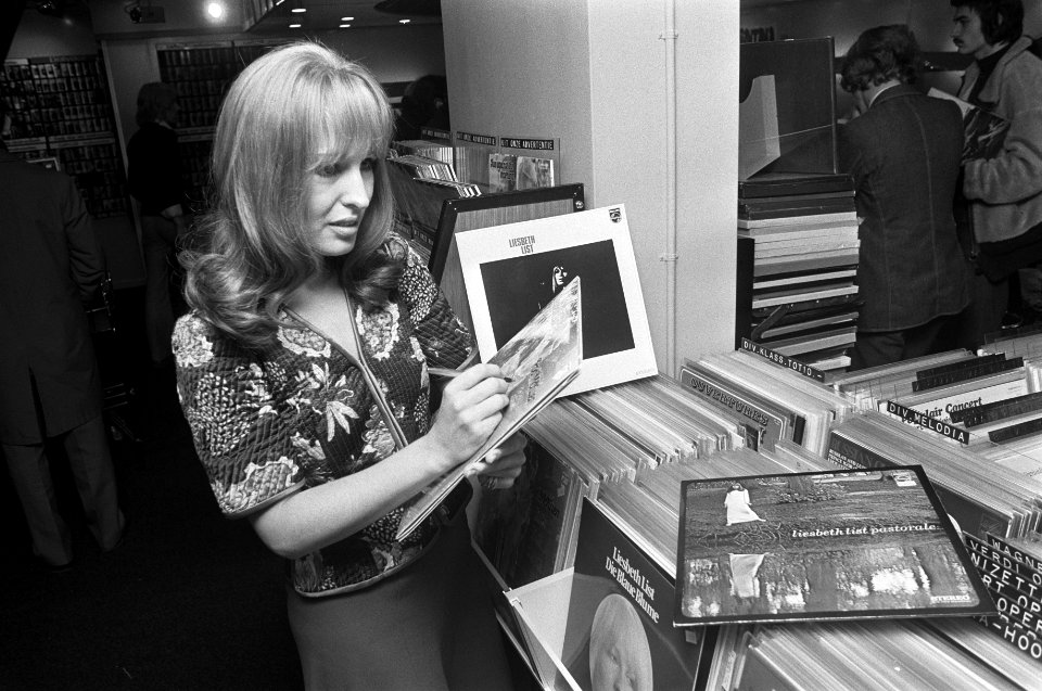 Liesbeth List signeert LP bij Capilux op Gelderlandplein te Amsterdam, Bestanddeelnr 926-1068