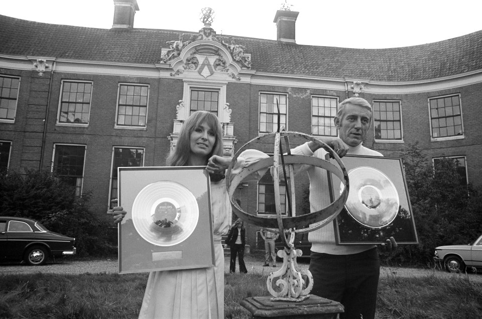 Liesbeth List en Rod McKuen presenteren LP Two against the morning in Kasteel Gr, Bestanddeelnr 925-9062