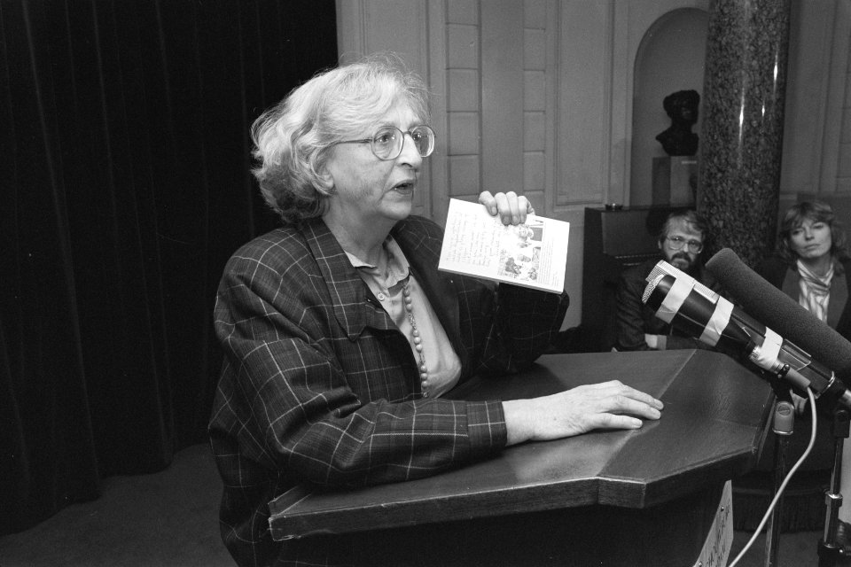 Liesbeth den Uyl presenteert haar boek Ik ben wel gek maar niet goed, Bestanddeelnr 934-1233