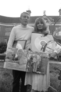 Liesbeth List en Rod McKuen presenteren LP Two against the morning in Kasteel Gr, Bestanddeelnr 925-9061