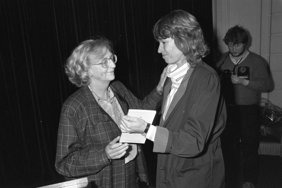 Liesbeth den Uyl (links) presenteert haar boek Ik ben wel gek maar niet goed m, Bestanddeelnr 934-1234