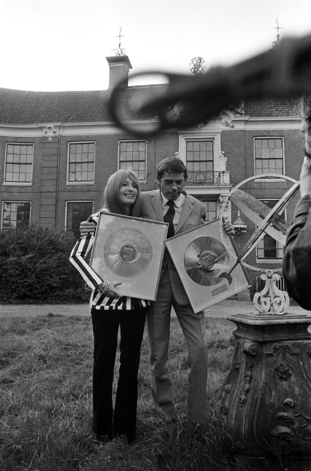 Liesbeth List krijgt gouden LP voor LL zingt J Brel op kasteel Groeneveld, Bestanddeelnr 925-0802