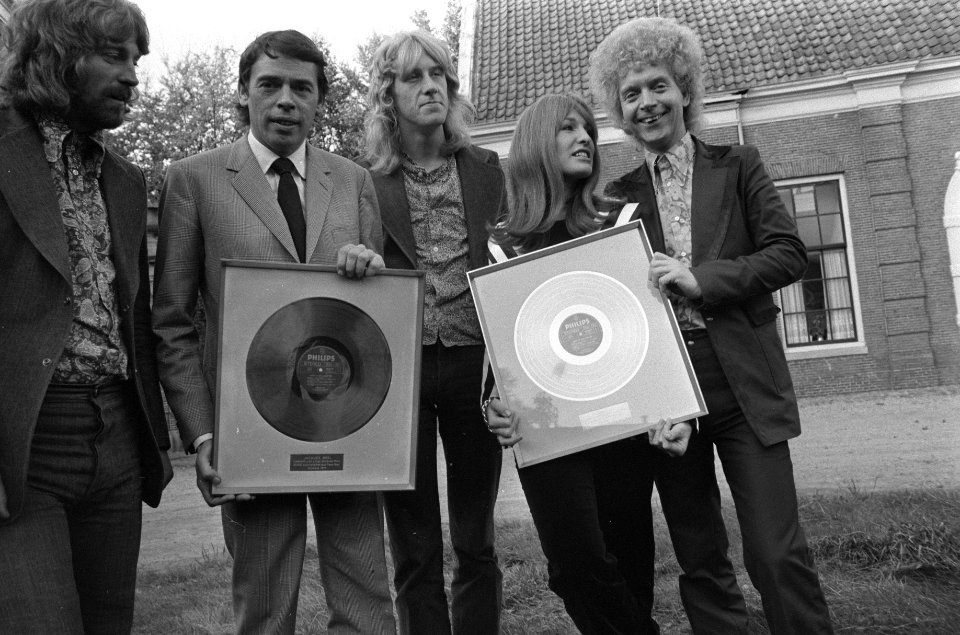 Liesbeth List krijgt gouden LP voor LL zingt J. Brel op kasteel Groeneveld te , Bestanddeelnr 925-0799