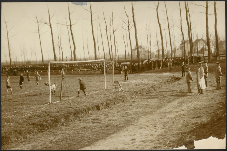 Liefdadigheids voetbalwedstrijd door de Duitsche bezettingstroepen van Hasselt (, Bestanddeelnr 158-1754