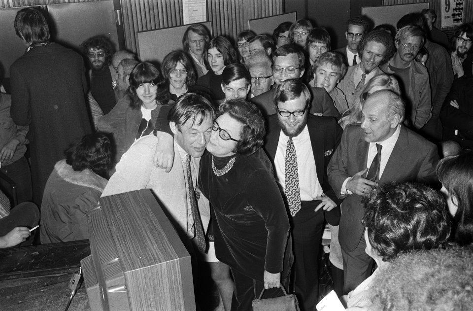 Liesbeth den Uyl geeft Van Mierlo een zoen, rechts van haar Van den Doel en Den , Bestanddeelnr 924-4998