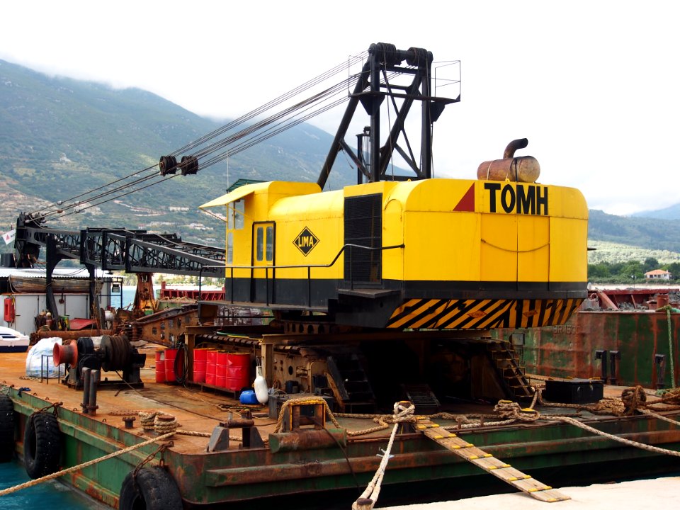 Lima crane TOMH on pontoon, pic2