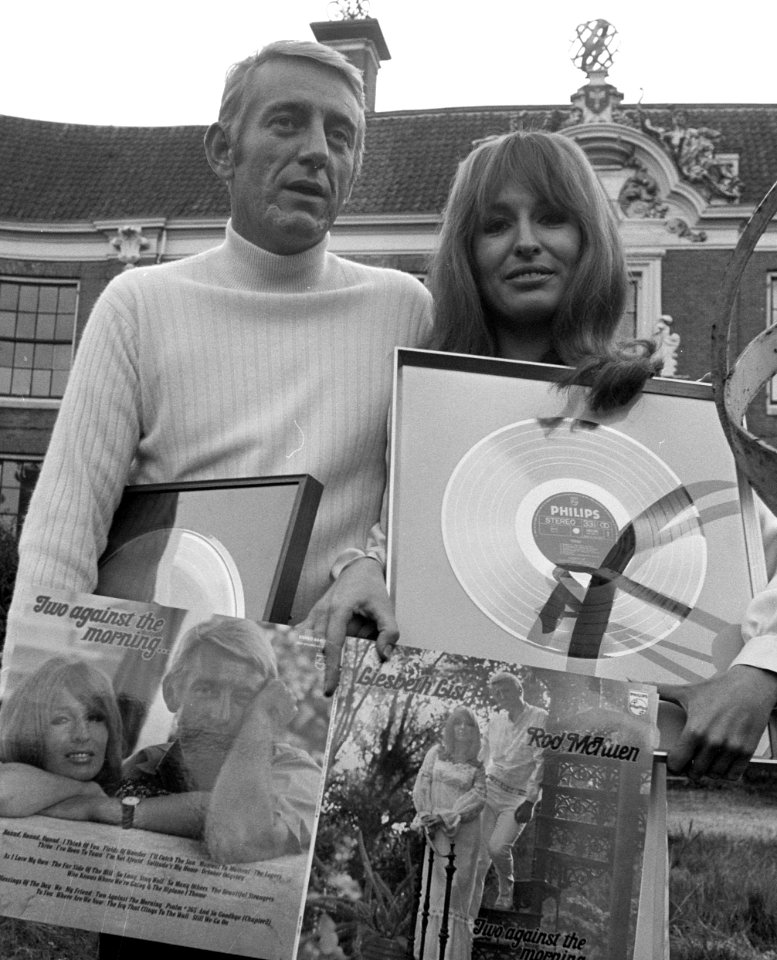 Liesbeth List en Rod McKuen presenteren LP Two against the morning in Kasteel Gr, Bestanddeelnr 925-9061 (cropped)
