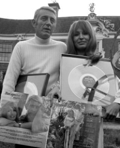 Liesbeth List en Rod McKuen presenteren LP Two against the morning in Kasteel Gr, Bestanddeelnr 925-9061 (cropped)