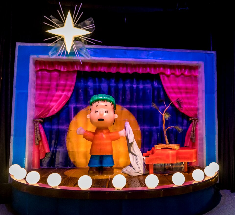 Charlie brown linus peanut characters