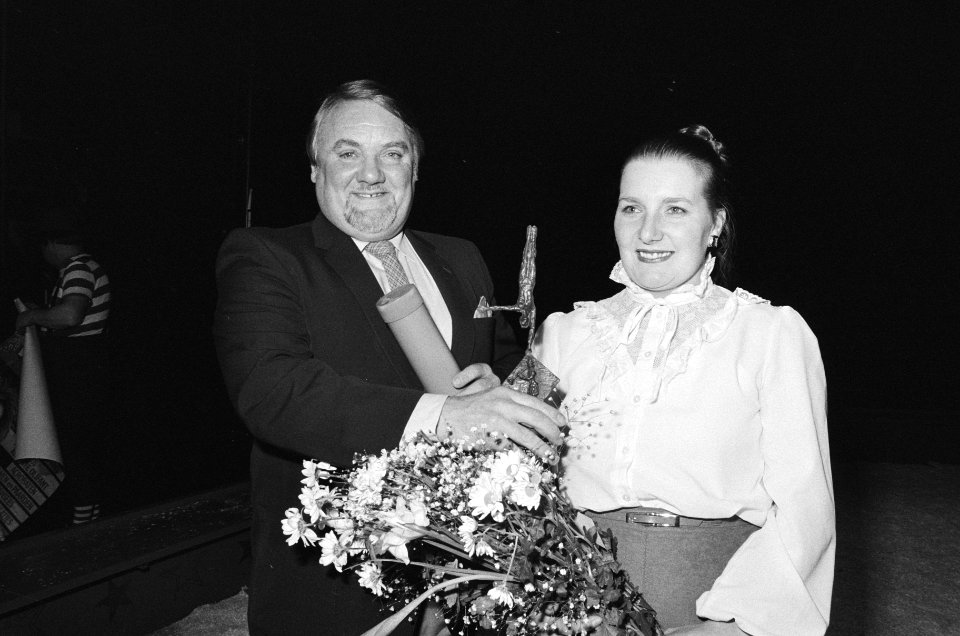 Lilian en Willy Mullens met de trofee, Bestanddeelnr 933-1904