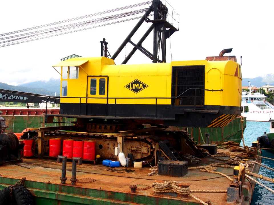 Lima crane TOMH on pontoon, pic3