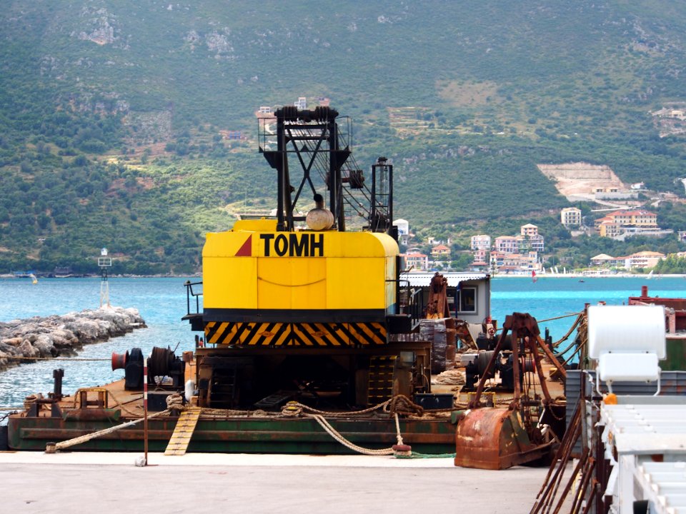 Lima crane TOMH on pontoon, pic4