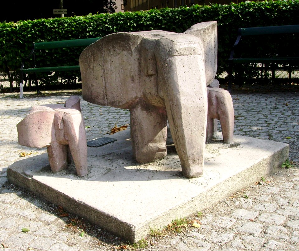 Lilla elefanten drömmer