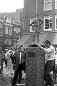 Lieverdje terug op Spui, beeld komt op zijn sokkel, Bestanddeelnr 925-9406