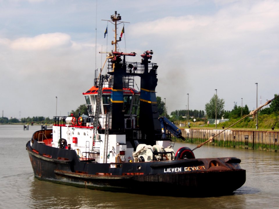 Lieven Gevaert (tugboat, 1995) - IMO 9120140, Leopoldlock, Port of Antwerp, pic4