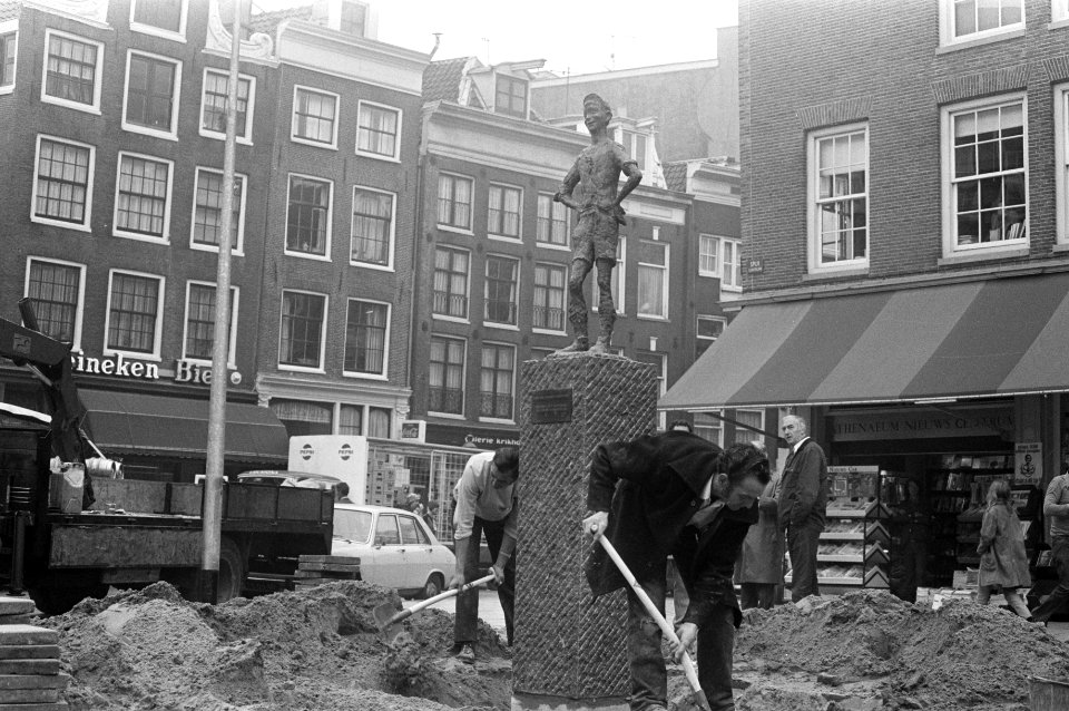 Lieverdje terug op Spui, kuil wordt dichtgegooid, op achtergrond beeldhouwer Kneulman, Bestanddeelnr 925-9405
