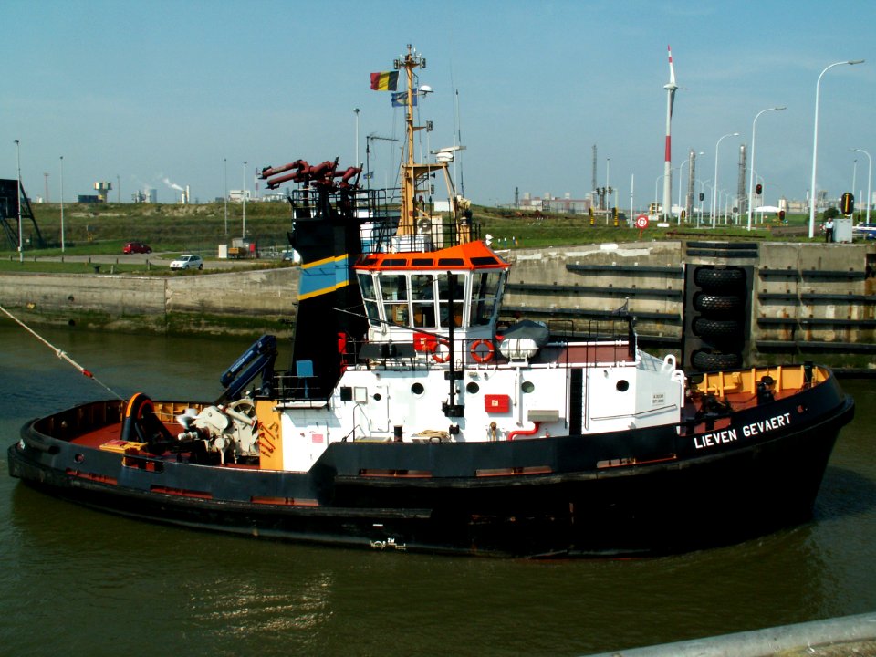 Lieven Gevaert Starboardview pulling aship into the Berendrecht lock, Antwerp, Belgium 30-Aug-2005