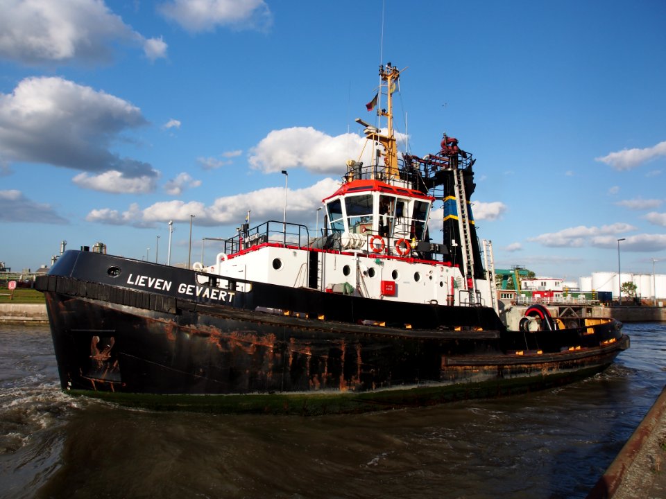 Lieven Gevaert (tugboat, 1995) - IMO 9120140, Leopoldlock, Port of Antwerp, pic5