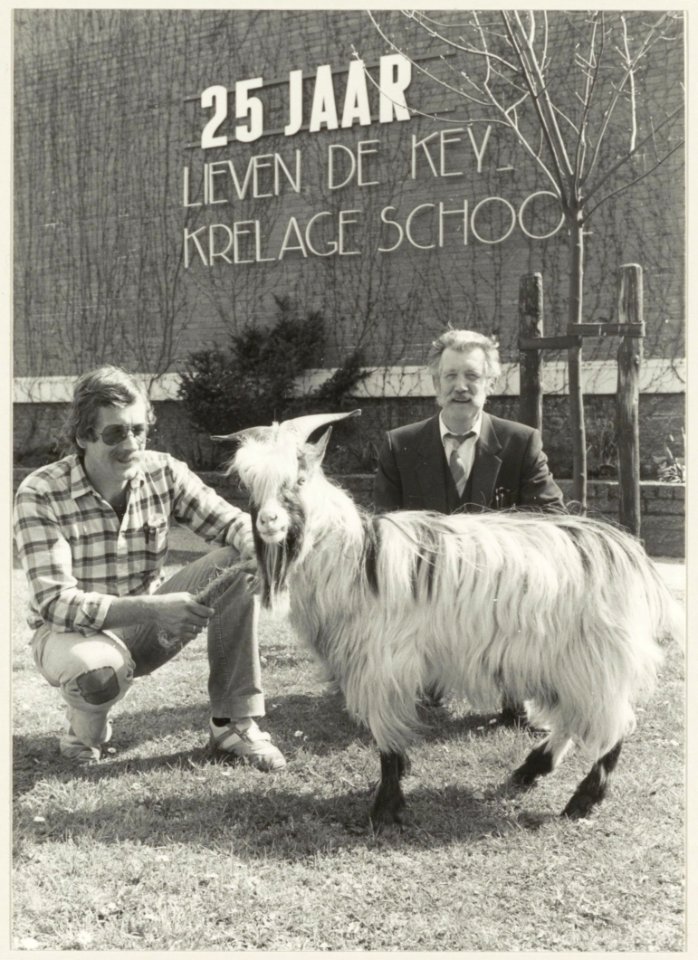 Lieven de Key-Krelageschool, 25-jarig jubileum, op de foto van links naar rechts dierkundeleraar Bert Nieborg, de bok Catharinus en Piet Hartman van de vereniging Kennemer geitenfokkers