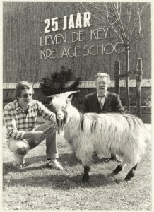 Lieven de Key-Krelageschool, 25-jarig jubileum, op de foto van links naar rechts dierkundeleraar Bert Nieborg, de bok Catharinus en Piet Hartman van de vereniging Kennemer geitenfokkers