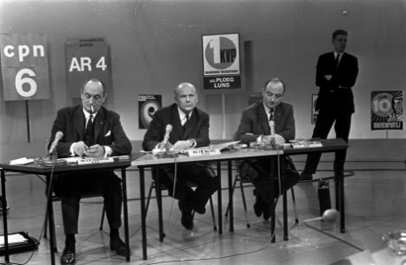 Lijsttrekkers voor verkiezingen in AVROs Televizier, v.l.n.r. Toxopeus, Den Uyl , Bestanddeelnr 920-0704