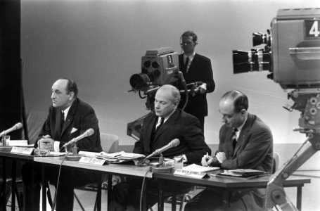 Lijsttrekkers voor verkiezingen in AVROs Televizier, v.l.n.r. Toxopeus, Den Uyl , Bestanddeelnr 920-0706