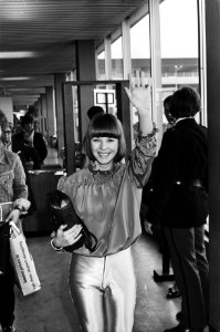Linda Williams van Schiphol naar Dublin vertrokken voor deelname Eurovisie-songfestival, Bestanddeelnr 931-4070