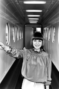 Linda Williams van Schiphol naar Dublin vertrokken voor deelname Eurovisie-songfestival, Bestanddeelnr 931-4071