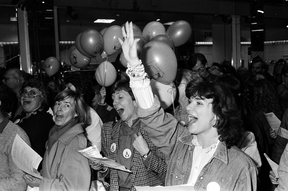 Linda van Dyck zingt het Bijenkorflied, Bestanddeelnr 932-4739