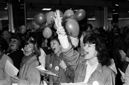 Linda van Dyck zingt het Bijenkorflied, Bestanddeelnr 932-4739