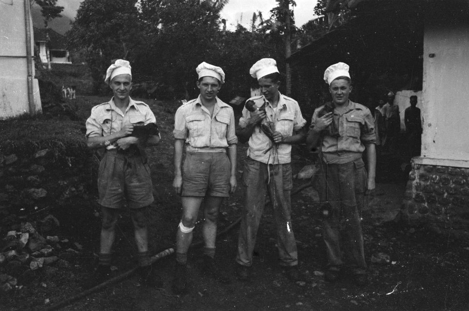 Linggadjati Bij het afscheid van overste Van Wilsem van III-12 RI. De koks, Bestanddeelnr 361-1-3