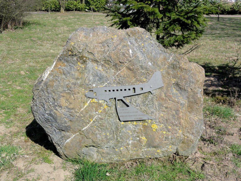 Linden (Cuijk, N-Br, NL) war memorial air plane crash