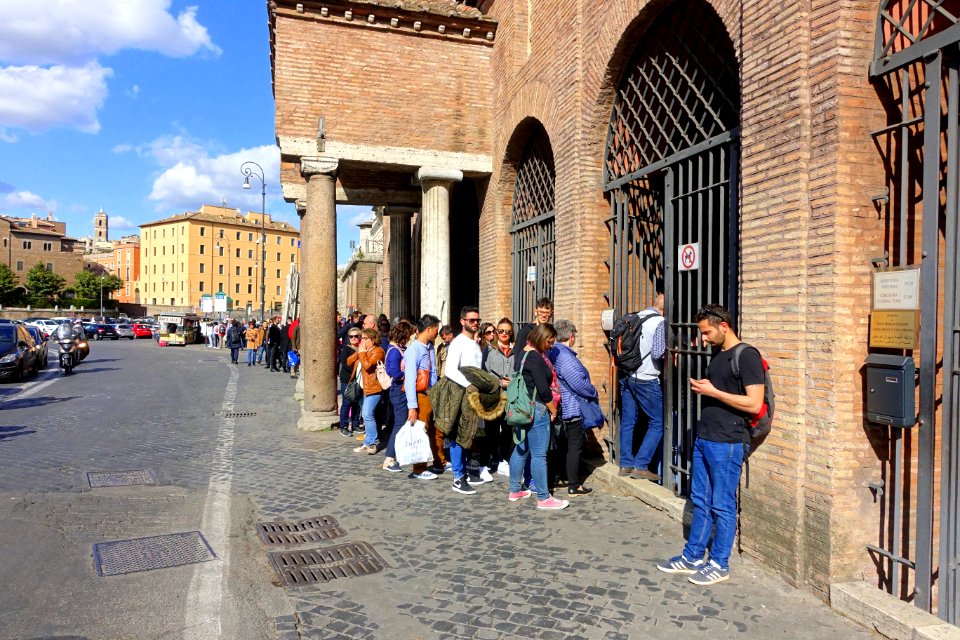 Lining up for the Bocca della Verità - Santa Maria in Cosmedin - Rome, Italy - DSC00530