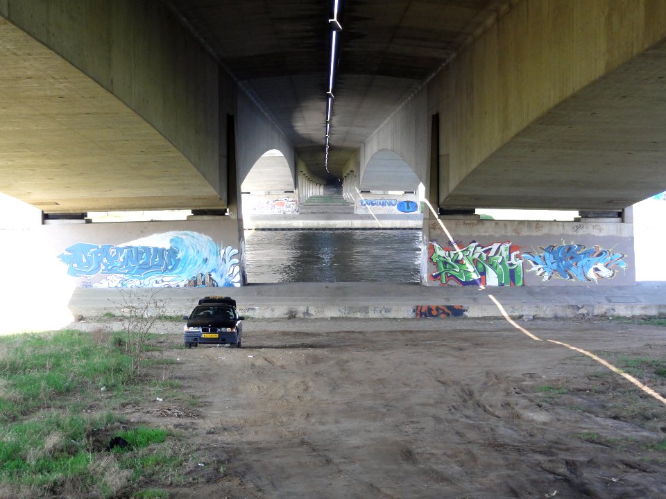 Linden (Cuijk, N-Br) - Heumen (Gld) graffiti, bridge of A73 over Meuse river