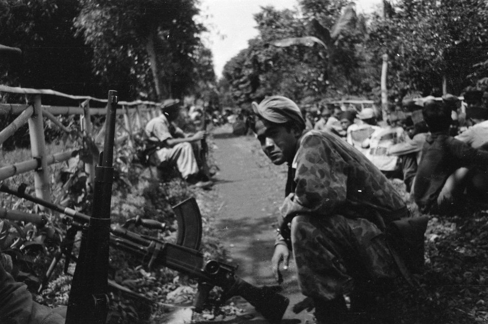 Linggadjati Een Nederlandse patrouille heeft een kampong op vijandelijke elemen, Bestanddeelnr 361-5-5