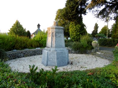 Lindenholzhausen, Friedhof, Kriegerdenkmal