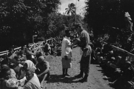 Linggadjati Een Nederlandse patrouille heeft een kampong op vijandelijke elemen, Bestanddeelnr 361-5-4