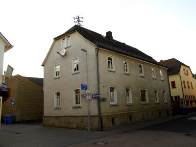 Lindenholzhausen, Kirchfelder Straße 1