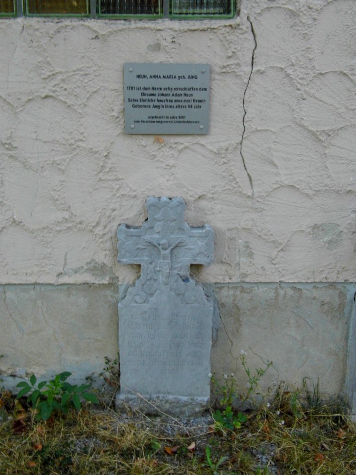 Lindenholzhausen, Friedhof, Kapelle, Grab (2)