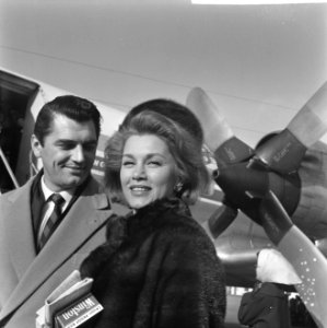 Linda Christian met echtgenoot Edmund Purdom op Schiphol, Bestanddeelnr 916-0264