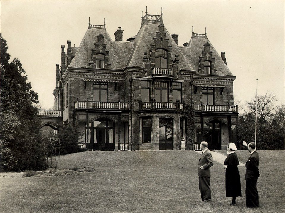 Lindenheuvel, centrum voor rust en bezinning aan de Ter Hoffsteedeweg 1. V.l.n.r. Dr. J.H. Stelma, Zr. M.E. Sertin, Ds. R. van der Mast. Aangekocht in 1977 van fotograaf C. de Boer. Identifi, NL-HlmNHA 54010580