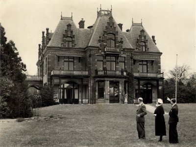 Lindenheuvel, centrum voor rust en bezinning aan de Ter Hoffsteedeweg 1. V.l.n.r. Dr. J.H. Stelma, Zr. M.E. Sertin, Ds. R. van der Mast. Aangekocht in 1977 van fotograaf C. de Boer. Identifi, NL-HlmNHA 54010580