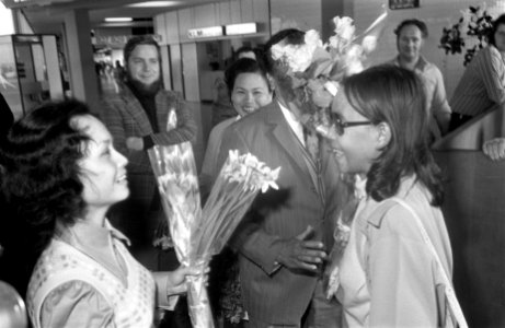 Linda (rechts)wordt verwelkomd met bloemen, Bestanddeelnr 926-9627