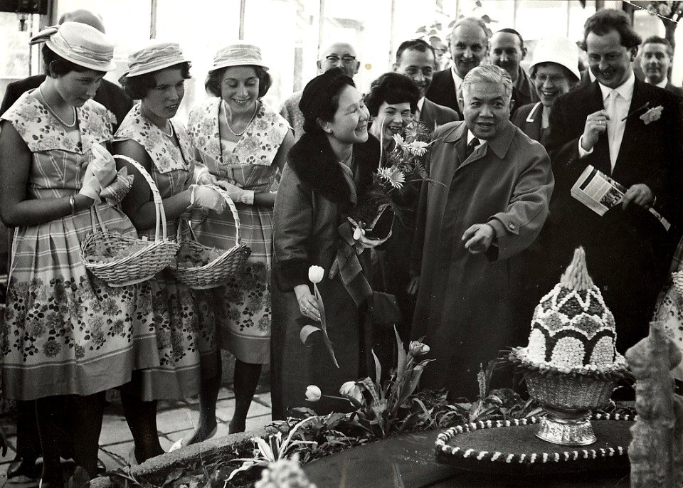 Linaeushof geopend door de Thailandse Prins en Prinses, in het bijzijn van de Haarlemse bloemenmeisjes