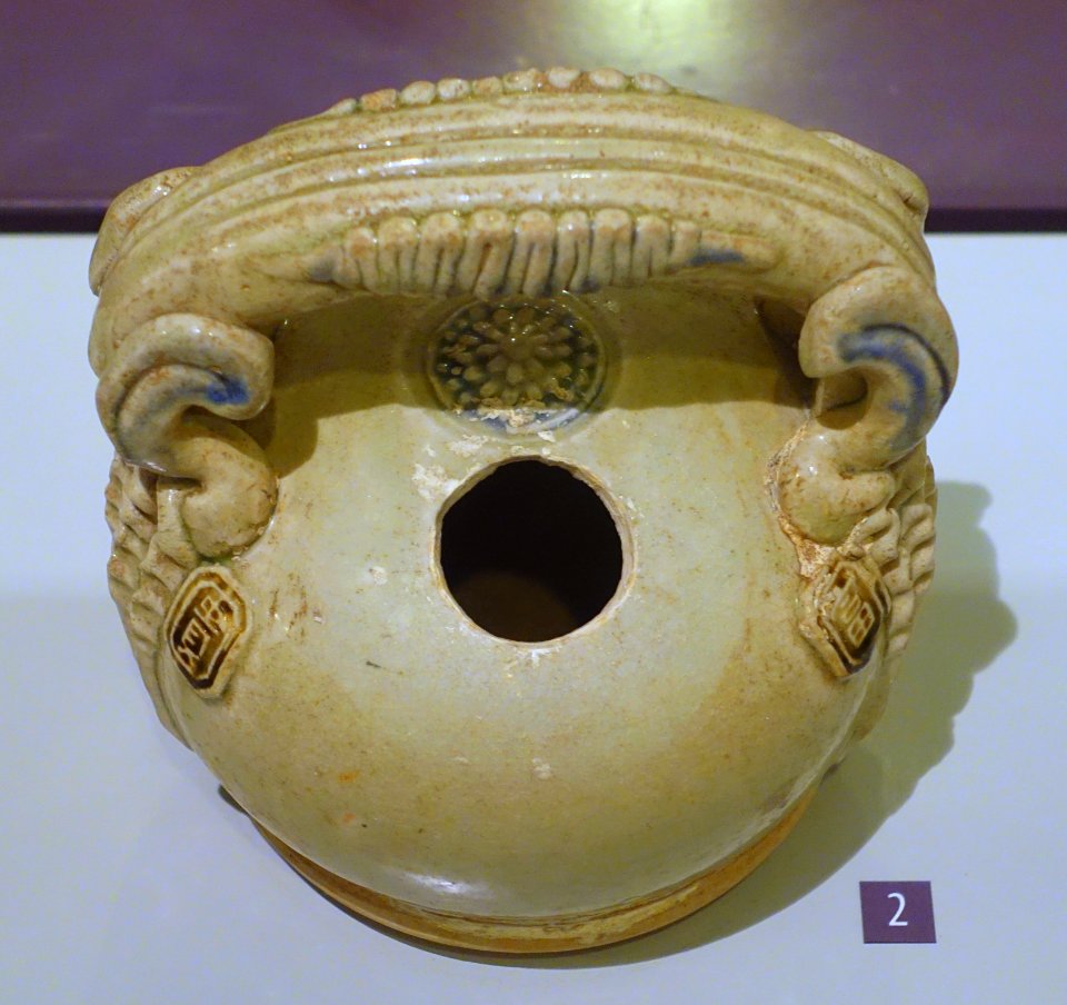 Lime pot, Viet, Hai Duong, 16th century - Vietnamese Women's Museum - Hanoi, Vietnam - DSC04154