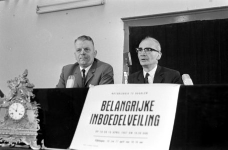 Linaeushof-veiling ging niet door, de afslager K. Verwer (l) en notaris A. Wintg, Bestanddeelnr 920-1798