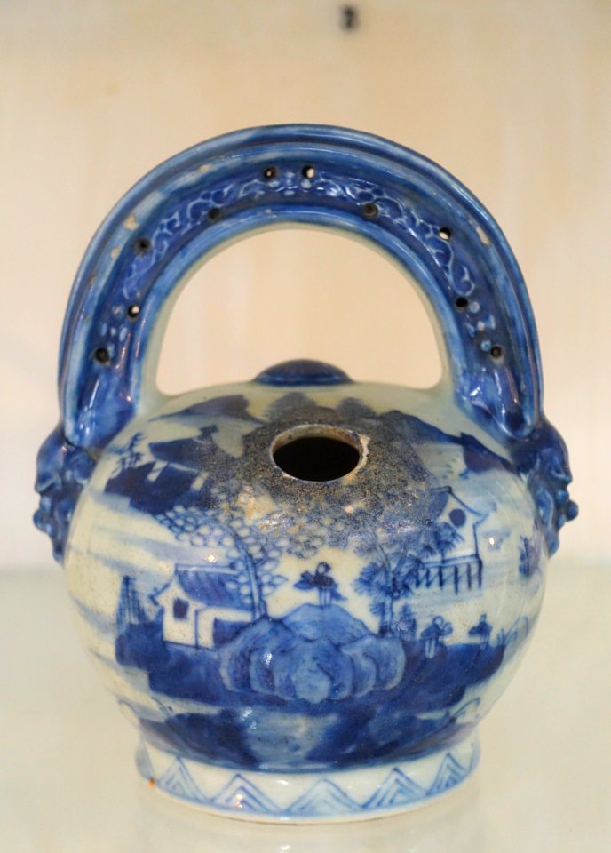 Lime pot from China, 19th century AD, ceramics - Museum of Vietnamese History - Ho Chi Minh City - DSC05835