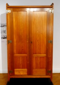 Linen cabinet, designed by Richard Riemerschmid, made by Dresdner Werkstatten fur Handwerkskunst, 1905, larch wood, iron - Bröhan Museum, Berlin - DSC04016