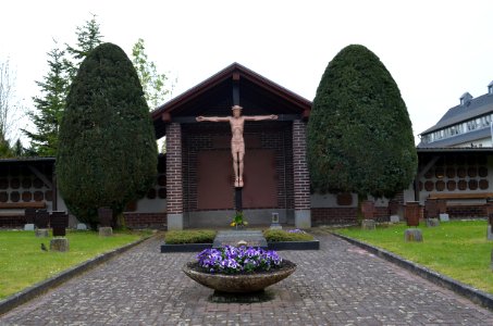 Limburg, Pallottinerfriedhof, Bischofsgräber und Kruzifiz